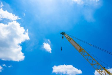 Güneş ışığı ve açık mavi gökyüzü karşı Mobil İnşaat Vinç.