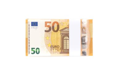 Finans, bankacılık ve iş için beyaz arka plan üzerinde izole 50 euro faturaları yığını. 50 euro para banknot yığını.