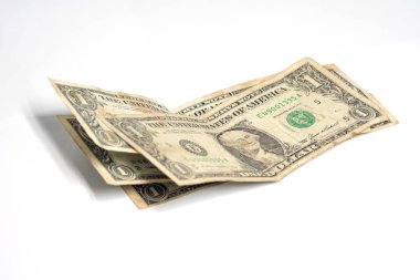 Bir dolar faturaları bize beyaz arka plan üzerinde para yığını.