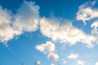 Güzel mavi gökyüzü ve beyaz kabarık bulutlu, yaz gökyüzünde parlak sabah.