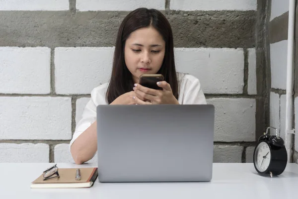 Jovem Mulher Negócios Asiática Usando Smartphone Laptop Mesa Branca Escritório — Fotografia de Stock