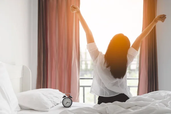 Gelukkig Aziatische Vrouw Stretching Bed Het Wakker Worden Ochtend Slaapkamer — Stockfoto