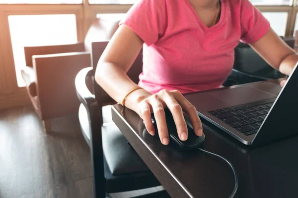 Zbliżenie Dłoni Młoda Kobieta Freelance Pracy Laptopem Stole Klikając Myszką — Zdjęcie stockowe