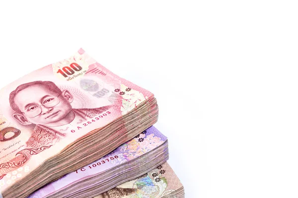 在白色背景上使用的泰国货币堆栈背景概念 各种类型的泰国货币纸币白色背景 — 图库照片
