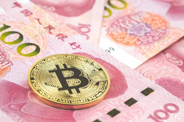 Złote Bitcoin Stos Tle Sto Chiński Yuan Banknotów Kryptowaluta Waluty — Zdjęcie stockowe