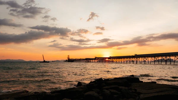 Schöne Strahlende Sonnenuntergang Strandlandschaft Tropischen Meer Und Holzbrücke Über Orangefarbenem — Stockfoto