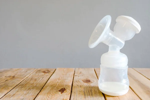 Butelka Automatyczne Pompowanie Mleka Mleko Matki Dla Dziecka Drewnianym Stole — Zdjęcie stockowe