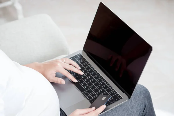 Närbild Glad Ung Gravid Kvinna Använda Laptop För Shopping Online — Stockfoto
