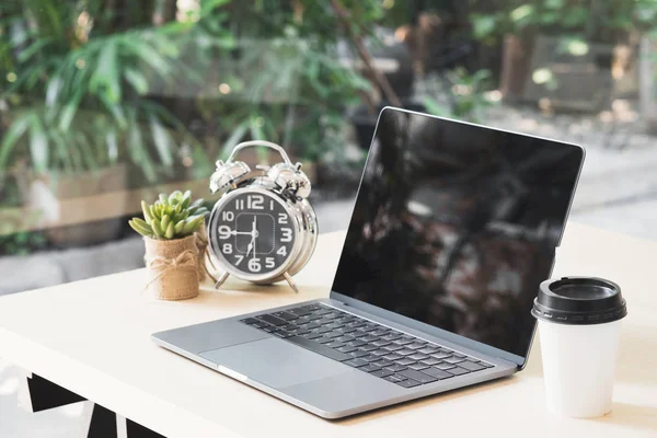 Blank Svart Laptop Display Träbord Med Kopp Kaffe Klocka Och — Stockfoto