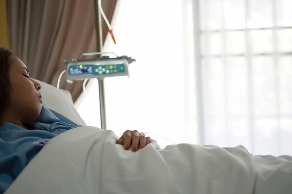 Nahaufnahme Einer Asiatischen Patientin Die Weißer Decke Schlafend Auf Dem — Stockfoto