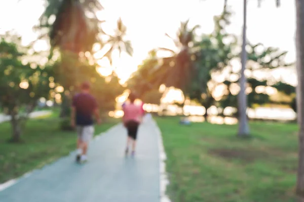 Borroso Corredor Pareja Están Corriendo Parque Atardecer Gente Caminando Haciendo —  Fotos de Stock