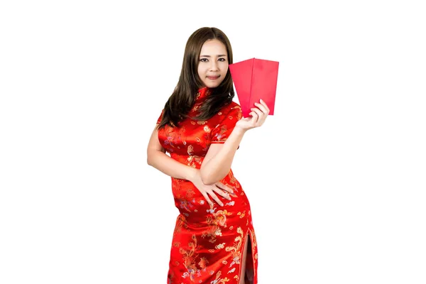 งสาวและความงามเอเช ยสวมช ดแบบด งเด มของจ Cheongsam Qipao บซองจดหมายส แดงในม อของเธอและย — ภาพถ่ายสต็อก