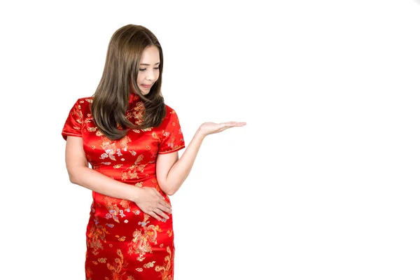 Belleza Mujer Asiática Vistiendo Cheongsam Mostrar Algo Mano Abierta Vacía — Foto de Stock