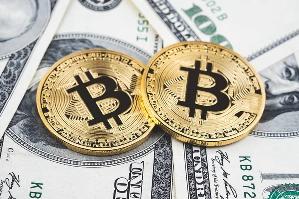 Gouden Bitcoin Munten Honderd Ons Dollar Bills Achtergrond Cryptocurrency Nieuwe — Stockfoto