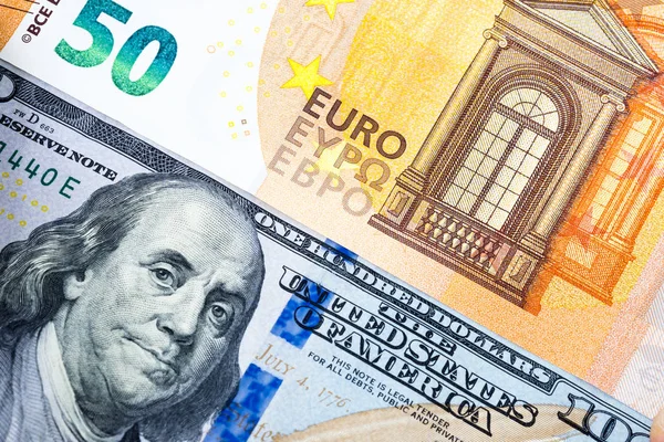 收盘五十欧元和100美元纸币的背景 这两种货币在世界上交易最多 在交换 商业和经济概念上的关系 — 图库照片