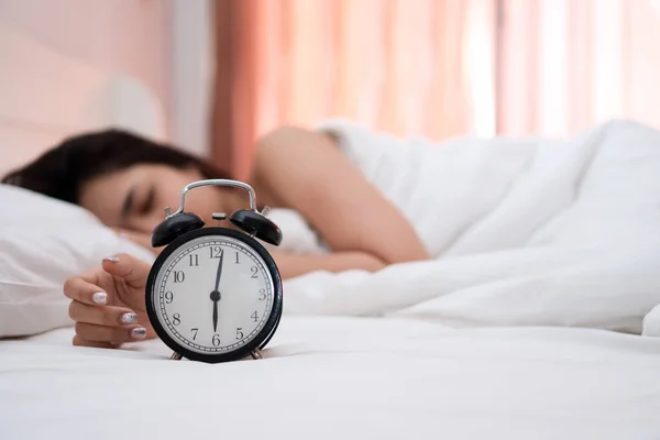 Close Despertador Com Bela Jovem Mulher Dormindo Pacificamente Cama Branca — Fotografia de Stock