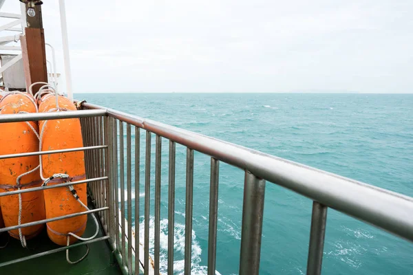 Oldalnézetből Narancssárga Mentőcsónak Acél Kerítés Korlát Alá Tartozó Hajó Utasok — Stock Fotó