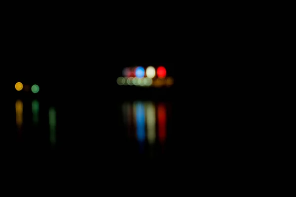 Abstraktes Bokeh Aus Licht Das Nachts Über Dem Meer Reflektiert — Stockfoto