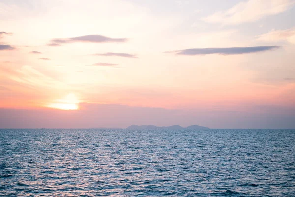 Güzel gün doğumu ve batımı bulutlar üzerinde ufuk deniz tarağı ile sabah ve akşam deniz arka plan mavi. Altın ışık ile doğal deniz manzarası.