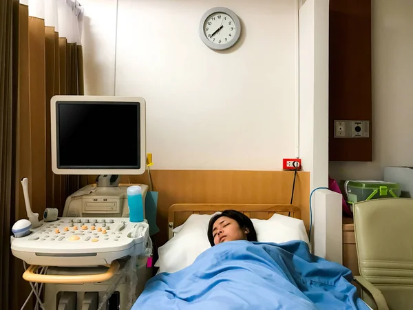 Молодая Беременная Женщина Страдает Боли Животе Кровотечения Лежат Кровати Ждать — стоковое фото
