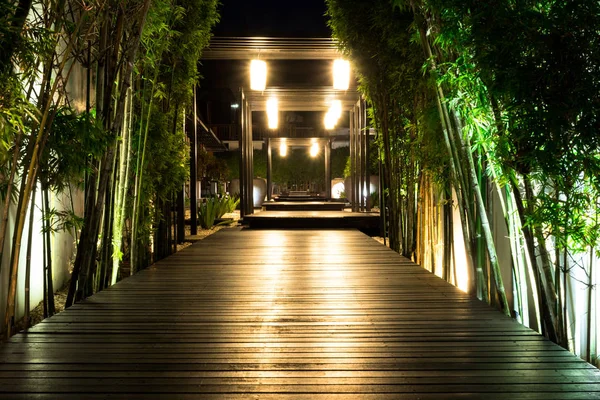 Foco Suave Caminho Jardim Madeira Preta Com Bambu Ambos Lados — Fotografia de Stock