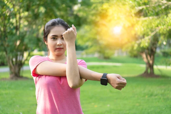 Joven Asiática Fitness Mujer Estirando Los Brazos Tríceps Hombros Antes —  Fotos de Stock