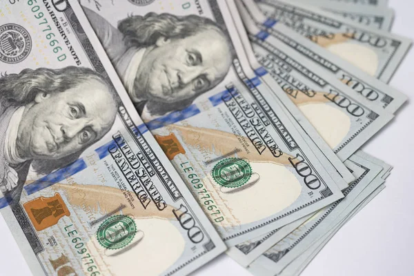 Yüz bize para para para arka plan ve kavram için kullanılan beyaz zemin üzerine yayılmış, yakın çekim.