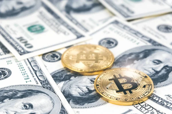 Gouden Bitcoin Munten Honderd Ons Dollar Bills Achtergrond Cryptocurrency Nieuwe — Stockfoto