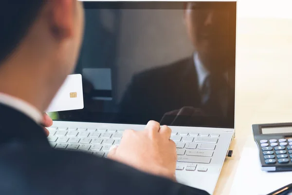 Geschäftsmann Mit Kreditkarte Der Hand Und Laptop Schreibtisch Mit Dokument — Stockfoto