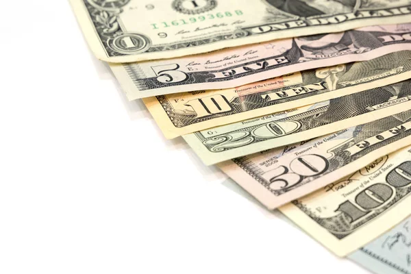 成堆的美国美元钞票作为风扇按美元钞票的价值进行排序在白色背景下用于货币概念和背景 — 图库照片