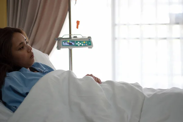 Печаль Азиатская Пациентка Лежит Белом Одеяле Кровати Солевым Раствором Внутривенной — стоковое фото