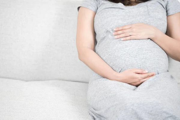 Feche Mão Jovem Mulher Grávida Bonita Tocando Sua Barriga Enquanto — Fotografia de Stock