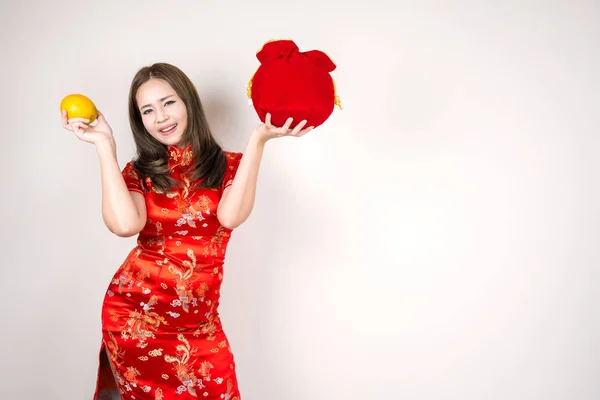 Joven Hermosa Mujer Asiática Usando Cheongsam Sosteniendo Hasta Naranja Rojo — Foto de Stock