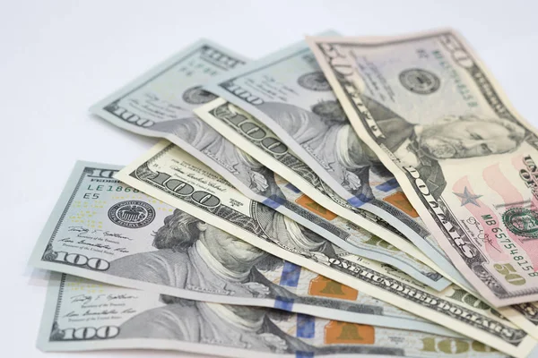 成堆的各种美国美元钞票在白色背景上蔓延 用于货币背景 — 图库照片
