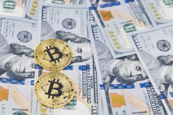 Gouden Bitcoin Munten Honderd Ons Dollar Bills Achtergrond Cryptocurrency Nieuwe — Stockfoto