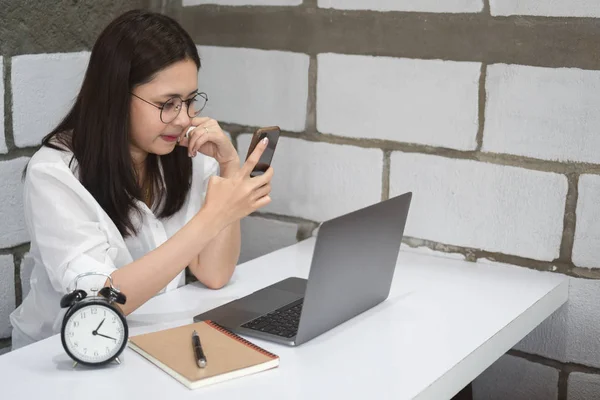 Unga Asiatiska Affärskvinna Glasögon Med Smartphone Och Laptop Vita Skrivbord — Stockfoto
