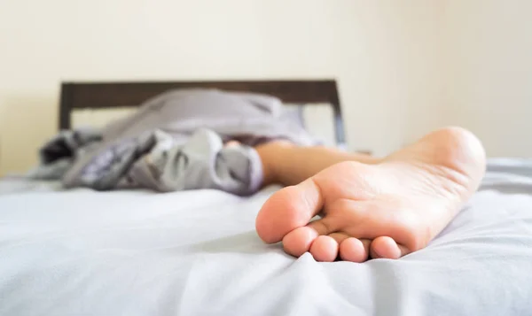 Close Vrouw Voet Vrouw Ligt Bed Onder Deken — Stockfoto