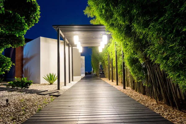 Foco Suave Caminho Jardim Madeira Preta Com Bambu Ambos Lados — Fotografia de Stock