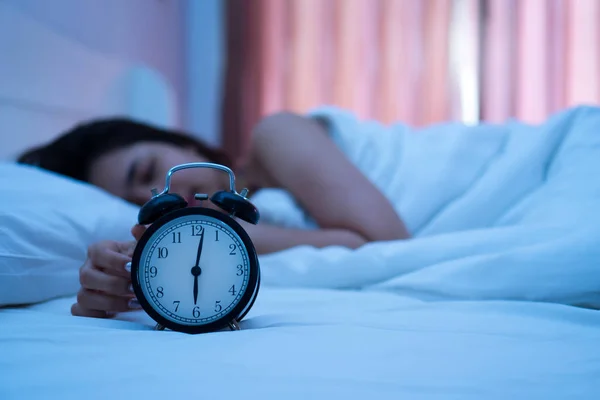 Close Despertador Com Bela Jovem Mulher Dormindo Pacificamente Cama Branca — Fotografia de Stock