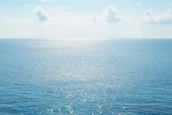 Céu Azul Claro Superfície Mar Cintilante Com Luz Solar — Fotografia de Stock