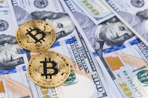 Gouden Bitcoin Munten Honderd Ons Dollar Bills Achtergrond Cryptocurrency Nieuwe — Stockfoto