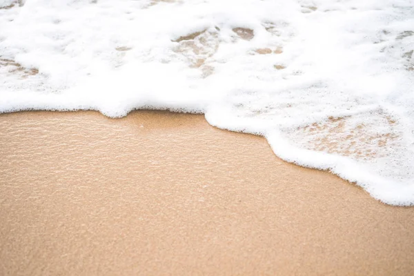 Playa Tropical Mar Dorado Ola Suave Con Espuma Blanca Vacaciones — Foto de Stock