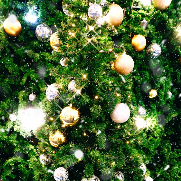 Árvore Natal Decorada Com Ouro Natal Bola Prata Pendurada Árvore — Fotografia de Stock