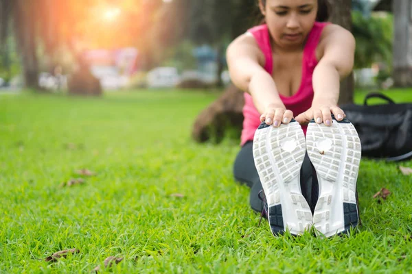 Mujer Fitness Joven Estirándose Antes Correr Hacer Ejercicio Aire Libre —  Fotos de Stock