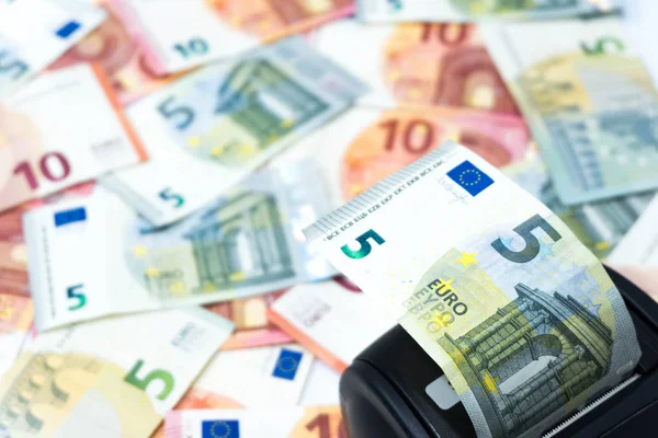 Máquina Tarjeta Crédito Coloca Pila Billetes Euros Fondo Concepto Gasto — Foto de Stock