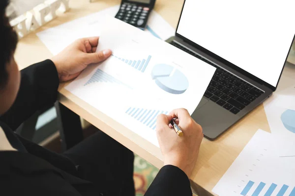 Joven Hombre Negocios Sosteniendo Documentos Comerciales Diagrama Financiero Gráfico Escritorio — Foto de Stock