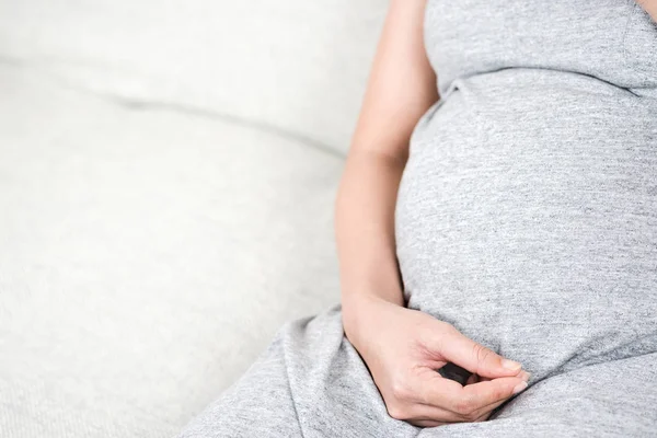 Feche Mão Jovem Mulher Grávida Bonita Tocando Sua Barriga Enquanto — Fotografia de Stock