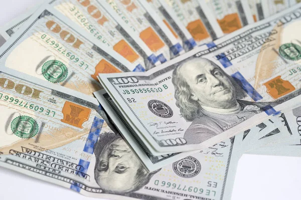 Primer Plano Los Billetes Cien Dólares Estadounidenses Repartidos Fondo Blanco — Foto de Stock