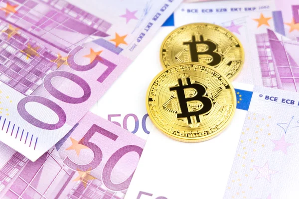 Gouden Bitcoin Stapel Van Vijfhonderd Euro Bankbiljetten Achtergrond Cryptocurrency Digitale — Stockfoto