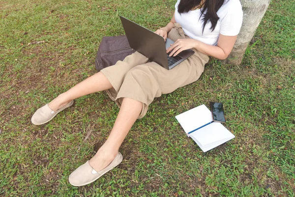 Freelancer Młoda Kobieta Pomocą Laptopa Siedząc Ogrodzie Pustego Ekranu Pulpitu — Zdjęcie stockowe